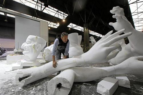 یک هنرمند فرانسوی در حال درست کردن چند مجسمه بزرگ برای کارناوال سالانه شهر نیس فرانسه