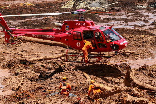 ادامه عملیات امدادرسانی به سیل‌زدگان در جنوب برزیل. جمعه گذشته در اثر شکستن یک سد در این منطقه نزدیک به 70 نفر کشته و افزون بر 300 نفر ناپدید شدند./ خبرگزاری آلمان و EPA 