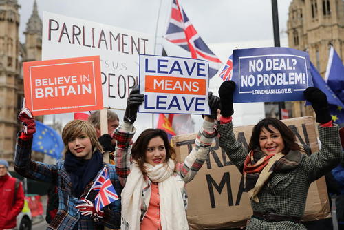 تظاهرات حامیان خروج بریتانیا از اتحادیه اروپا در مقابل پارلمان بریتانیا در لندن