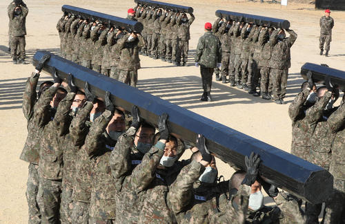 آموزش نظامی و تمرینات استقامتی به سربازان نیروی دریایی ارتش کره جنوبی در پایگاه نیروی دریایی در شهر 