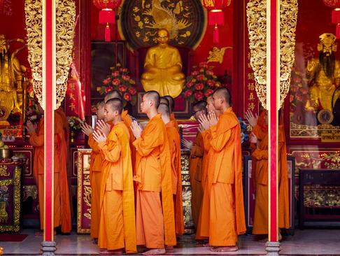 آیین‌های سال نوی چینی در معبد بودایی‌ها در محله چینی‌ها در شهر بانکوک تایلند