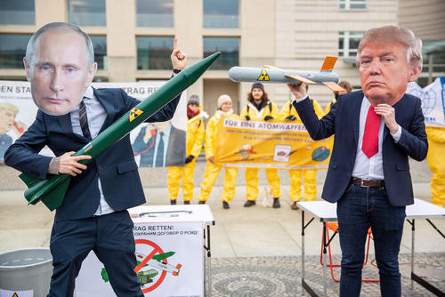 تظاهرات فعالان صلح آلمانی مقابل سفارت ایالات متحده آمریکا در شهر برلین در اعتراض به خروج آمریکا از پیمان هسته‌ای 