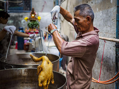 پخت اردک در رستورانی چینی در شهر بانکوک تایلند