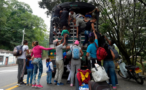 مهاجران ونزوئلایی در حال عزیمت به کلمبیا/ خبرگزاری فرانسه