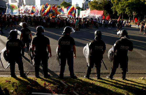 تظاهرات بر ضد مداخلات ایالات متحده آمریکا در امور داخلی ونزوئلا در مقابل سفارت آمریکا در شهر 