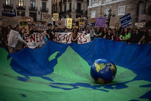 تظاهرات دانشجویان در شهر بارسلونا اسپانیا با موضوع خطرات تغییرات اقلیمی