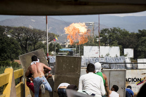 درگیری بین مخالفان دولت ونزوئلا و نیروهای ارتش در کاراکاس بر سر ورود کمک‌های خارجی به ونزوئلا