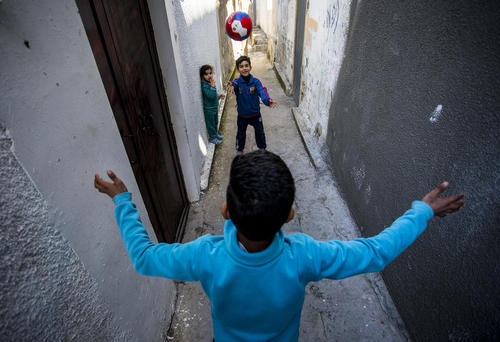 بازی کودکان غزه در خیابان‌های تنگ اردوگاه 