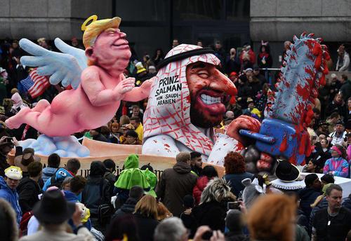 آدمک های دونالد ترامپ و محمد بن سلمان در کارناوال خیابانی 