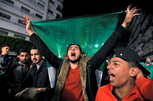 شادمانی شبانه مردم الجزایر پس از اعلام انصراف 