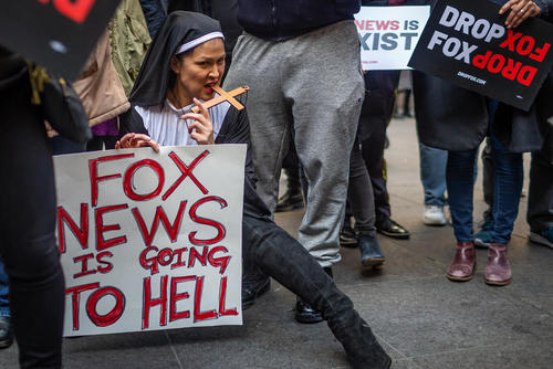 اعتراض گروهی از شهروندان آمریکایی در مقابل دفتر مرکزی شبکه خبری محافظه‌کار 
