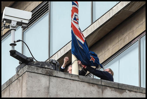 نیمه افراشته کردن پرچم نیوزیلند از سوی کارکنان سفارت این کشور در لندن پس از حمله تروریستی روز جمعه به دو مسجد در این کشور