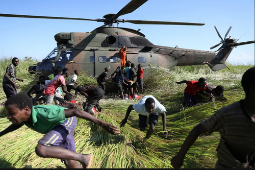 هلی‌کوپتر امدادی ارسالی آفریقای جنوبی حامل مواد غذایی و دارویی به توفان زدگان موزامبیک/ رویترز و آسوشیتدپرس