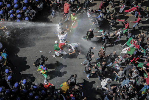 درگیری پلیس ضد شورش الجزایر با معترضان ضد حکومت در شهر الجزیره/ خبرگزاری آلمان