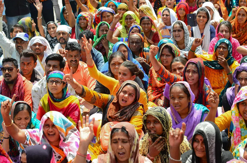 تظاهرات کارگران هندی با درخواست افزایش حقوق و دستمزد/ شهر احمد آباد/ خبرگزاری فرانسه