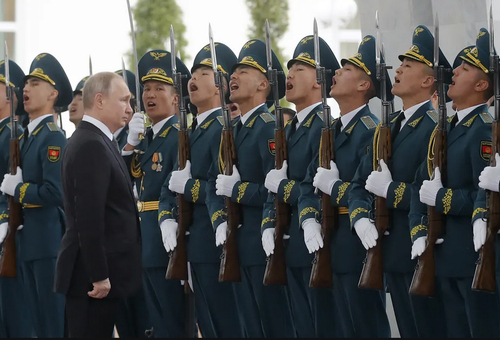 مراسم استقبال رسمی از رییس فدراسیون روسیه در پایتخت قرقیزستان/ آسوشیتدپرس