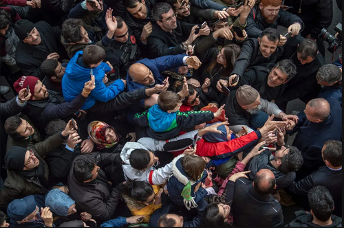 استقبال مردمی از اردوغان پس از رای دادن او در انتخابات شوراهای شهر ترکیه در یک حوزه رای‌گیری در شهر استانبول ترکیه/ خبرگزاری فرانسه