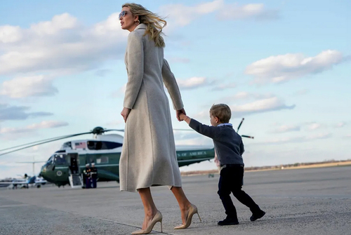 ایوانکا ترامپ – دختر ترامپ- و پسر خردسالش پس از پیاده شدن از هواپیمای اختصاصی ترامپ در پایگاه هوایی 