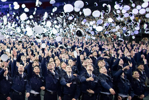 جشن فارغ‌التحصیلی 2300 افسر پلیس از دانشکده پلیس شهر کلن آلمان/ خبرگزاری آلمان