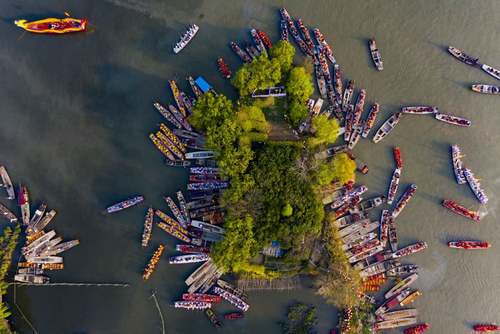 جشنواره و مسابقات قایق سواری در دریاچه ای در تایژو چین