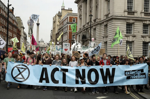 تظاهرات فعالان محیط زیست در لندن. معترضان خواستار اعلام شرایط اضطراری از سوی دولت بریتانیا برای مقابله فوری با پیامدهای تغییرات اقلیمی هستند./ آسوشیتدپرس