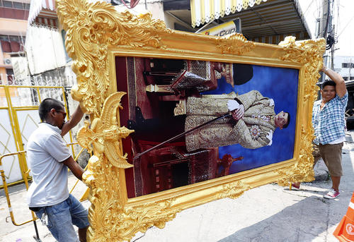 حمل تابلوی تصویر پادشاه جدید تایلند / بانکوک/SOPA