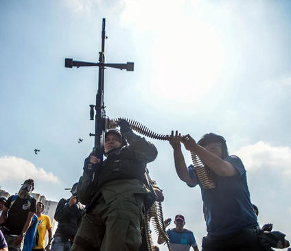 گروهی محدود از افسران و سربازان ارتش ونزوئلا دیروز به مخالفان پیوستند. در تصاویر عده‌ای از آنها دیده می‌شوند که در تظاهرات مخالفان در صف آنها ایستاده و می‌خواهند به سمت نیروهای دولتی شلیک کنند./SOPA