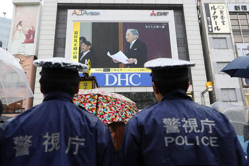 مردم توکیو در حال تماشای پخش زنده مراسم جابجایی قدرت بین دو امپراتور مستعفی و امپراتور جدید در مانیتورهای بزرگ خیابانی/ زوما