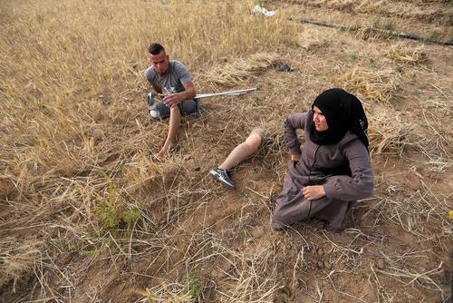 خواهر و برادر معلول فلسطینی که پایشان را در جریان تظاهرات 
