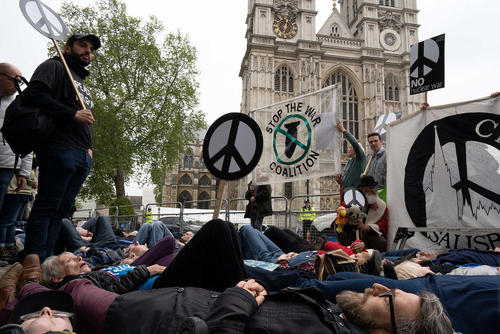 اعتراض نمادین فعالان ضد هسته‌ای در مقابل کلیسای جامع وست‌مینستر در لندن در اعتراض به طرح هزینه‌بردولت بریتانیا برای نوسازی ناوگان زیردریایی هسته‌ای/SOPA