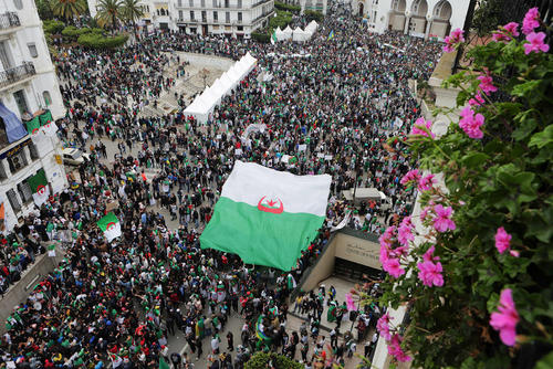 تظاهرات در یازدهمین جمعه اعتراضات علیه حکومت الجزایر در شهر الجزیره/ خبرگزاری آلمان