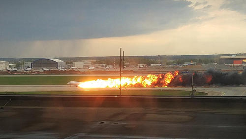 آتش گرفتن موتورهای یک هواپیمای مسافربری سوخوی روسیه در فرودگاه مسکو به هنگام فرود اضطراری. در این سانحه هوایی 41 نفر از مسافران و خدمه هواپیما در اثر سوختگی در آتش کشته شدند./ شینهوا