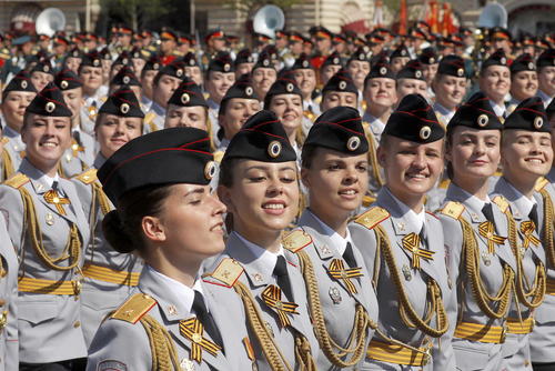 رژه نیروهای نظامی روسیه به مناسبت هفتادوچهارمین سالگرد پیروزی شوروی بر المان نازی در جنگ دوم جهانی در میدان سرخ مسکو/ ایتارتاس
