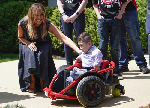 ملانیا ترامپ بانوی اول آمریکا در حال اهدای یک خودروی اسباب بازی به یک کودک معلول در کاخ سفید. این خودرو از سوی یک خیریه اهدا شده است.