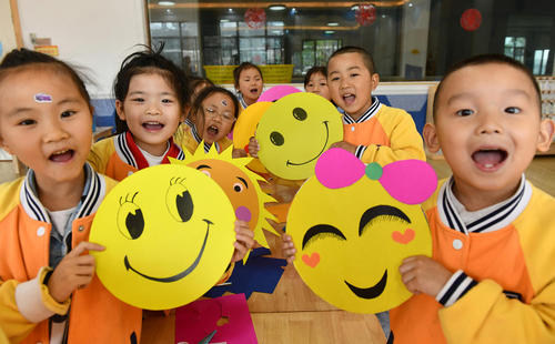 مراسم روز جهانی خنده در کودکستانی در چین/ شینهوا