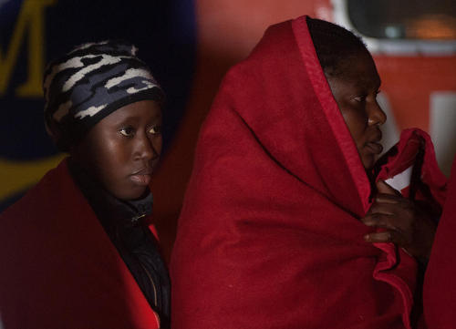 پناهجویان آفریقایی پس از نجات از سوی گارد ساحلی اسپانیا در 