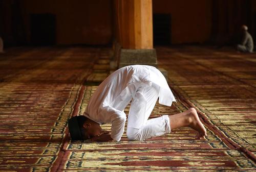 نماز در مسجد جامع کشمیر در نخستین روز ماه رمضان