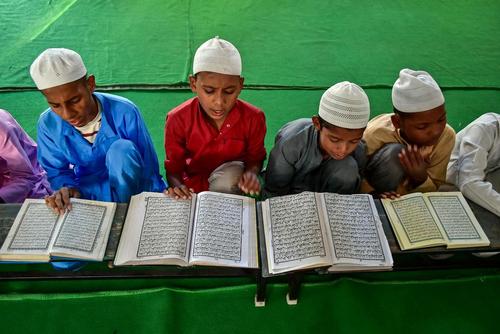 کلاس قرآن در نخستین روز ماه رمضان در مسجدی در منطقه پنجاب هند/SOPA