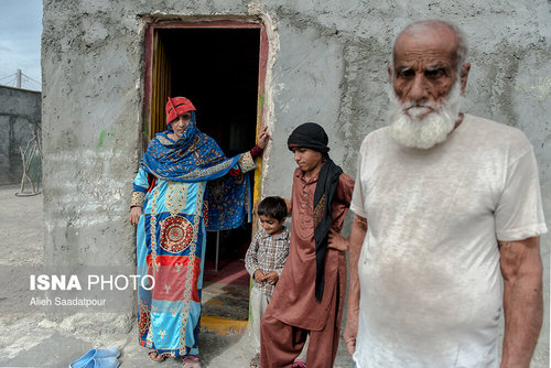 داد محمد شهاب۹۰ ساله همراه با عروس و نوه‌هایش در روستای علی آباد. در این منطقه تمامی اهالی روستا با هم فامیل بوده و در کنار هم زندگی می‌کنند.