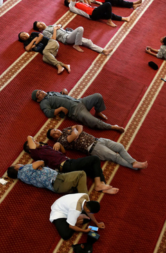 خواب ظهرگاهی روزه داران در مسجدی در استان 