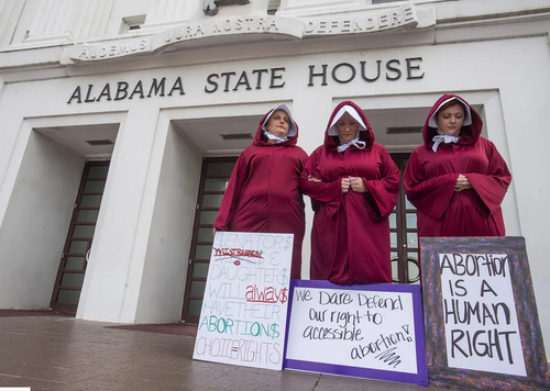 اعتراض فعالان حقوق زنان در مقابل مجلس ایالتی 