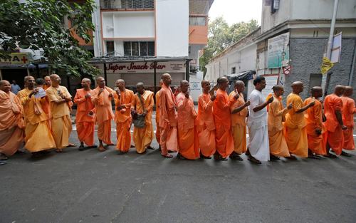 راهبان هندو در صف انتخابات سراسری هند در شهر کلکته/ رویترز