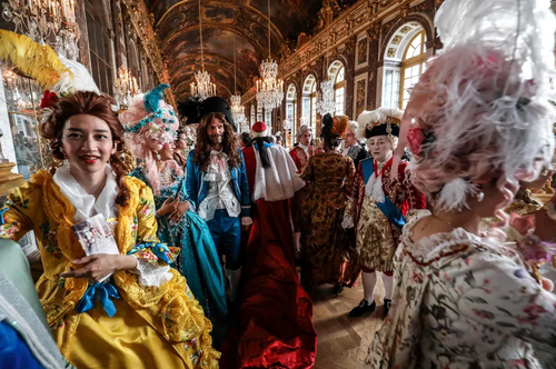 جشنواره لباس‌های سنتی در کاخ ورسای فرانسه/ خبرگزاری فرانسه