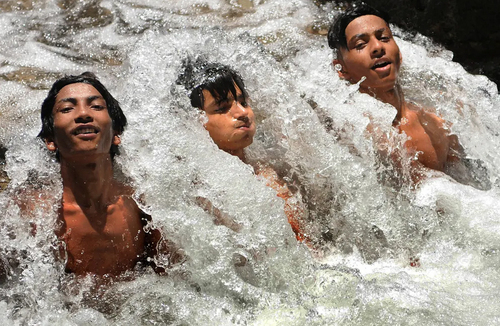 خنک شدن نوجوانان هندی در داخل کانال آب/ دهلی‌نو/EPA