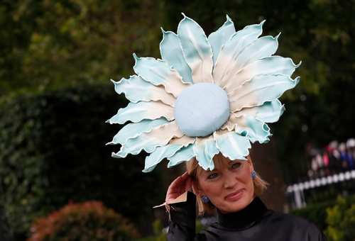 لاکری پاراوو، طراح مد کلاهی شبیه یک گل بزرگ بر سر گذاشت.