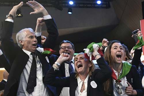 شادمانی شهردار شهر میلان ایتالیا (مرد سمت چپ تصویر) از انتخاب شهر میلان به عنوان میزبان بازی‌های المپیک زمستانی 2026 در جلسه کمیته بین‌المللی المپیک در 