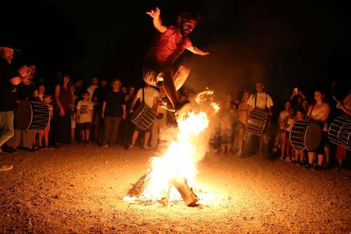 پرش از روی آتش در جریان یک جشنواره مذهبی در شهر آتن یونان/ رویترز