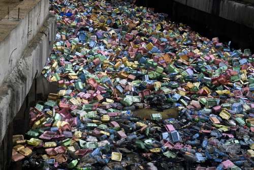ظروف یک‌بار مصرف در کانال شهر لاگوس نیجریه/ خبرگزاری فرانسه