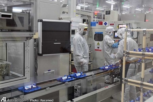 کارگران در حال بررس بخش های مرتبط با باتری خودروهای الکتریکی در خط تولید کارخانه یوکون-فوجیان، چین