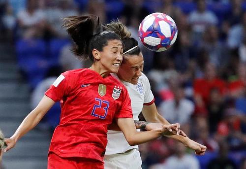 پیروزی 2 بر 1 تیم ملی فوتبال زنان آمریکا بر انگلیس در جام جهانی فوتبال زنان/ رویترز